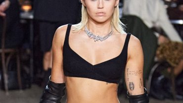 miley-cyrus-defile-pour-marc-jacobs-col