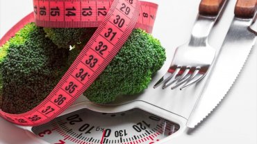 μπρόκολο, μεζούρα, ζυγαριά, πιάτο, μαχαιροπίρουνα 