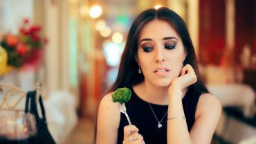 γυναίκα, δυσαρέσκεια, μπρόκολο, υγιεινή διατροφή