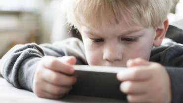 Πότε μπορείτε να πάρετε στο παιδί σας το πρώτο του smartphone
