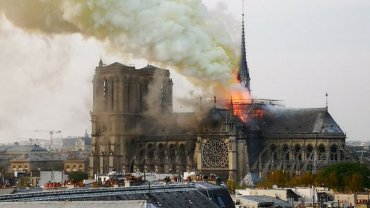 η φλεγόμενη Παναγία των Παρισίων