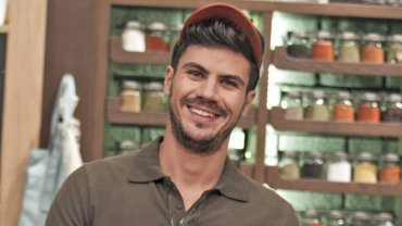 Ο Άκης Πετρετζίκης