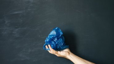 μπλε σακούλα, χέρι