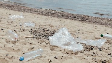 Ελληνικές και μεσογειακές παραλίες “πνίγονται” στα πλαστικά