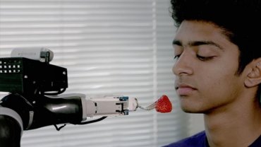 το ρομπότ που ταΐζει ανθρώπους