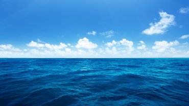 έντονα μπλε θάλασσα