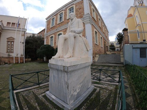 Στο βάθος το αίθριο στο οποίο αναφέρεται ο Π. Καλογεράκης