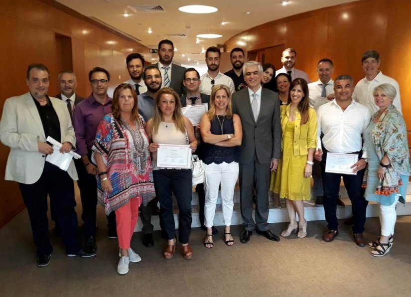 Από την αποφοίτηση των Financial Planners της INTERAMERICAN, του κύκλου σπουδών της ACHMEA Academy. Οι απόφοιτοι συνεργάτες με τους εκπαιδευτές και τον Γιάννη Γιαννακόπουλο, επικεφαλής του τομέα Εκπαίδευσης & Ανάπτυξης του εταιρικού Δικτύου Πωλήσεων. 