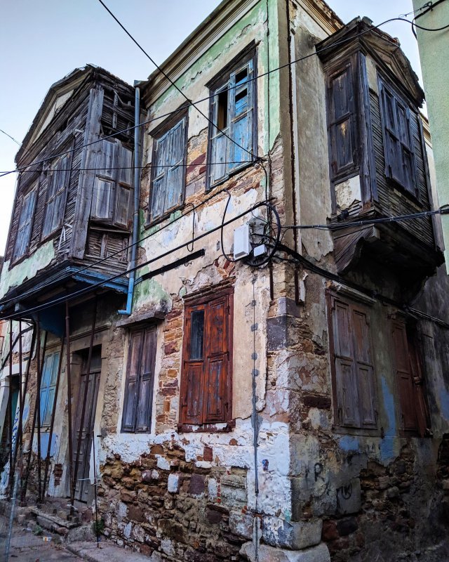 Παραδοσιακή κατοικία στο Κάστρο της Χίου που κινδυνεύει να καταρρεύσει. Φωτογραφία Φανή Μπάκουλη