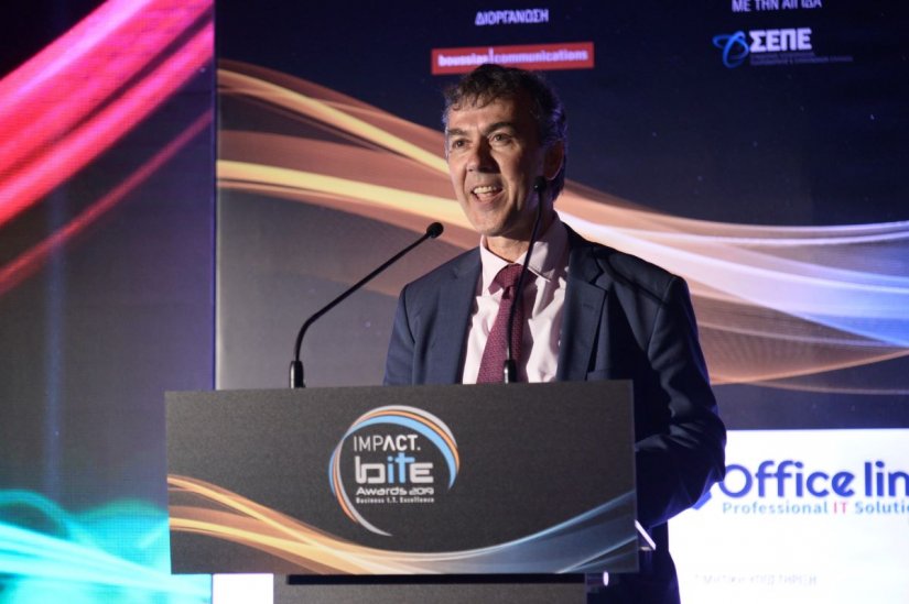 Ο Ξενοφών Λιαπάκης, Γενικός Διευθυντής Ψηφιακού Μετασχηματισμού και Υπηρεσιών Πληροφορικής της INTERAMERICAN, στο βήμα. 