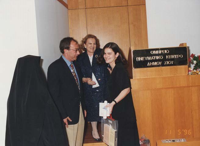 Ο Γεώργιος Καλουτάς δίνει το 2ο Βραβείο στον Λογοτεχνικό Διαγωνισμό του Φάρου Βαρβασίου " Γιάννης Μουτάφης" στη μαθήτρια της Γ Λυκείου Γεωργία Χούλη, σημερινή πρόεδρο του Φάρου. Ο Γεώργιος Καλουτάς δίνει το 2ο Βραβείο στον Λογοτεχνικό Διαγωνισμό του Φάρου Βαρβασίου " Γιάννης Μουτάφης" στη μαθήτρια της Γ Λυκείου Γεωργία Χούλη, σημερινή πρόεδρο του Φάρου.