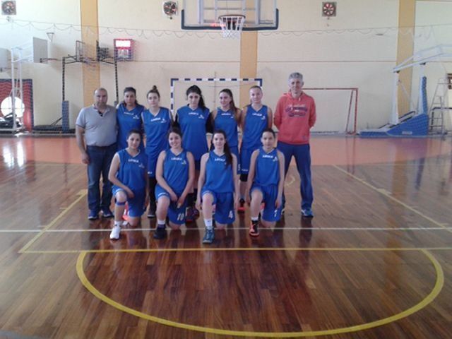 Η ομάδα του 3ου Γενικού Λυκείου Χίου όπως παρατάχθηκε στους αγώνες της β’ φάσης του Σχολικού Πρωταθλήματος μπάσκετ Κοριτσιών στο Κερατσίνι. Στο φωτογραφικό στιγμιότυπο η πρωταθλήτρια Χίου με τους καθηγητές - γυμναστές της Κλήτο Κανετίδη και Κώστα Γιασεμή.