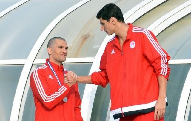 «Στόχος μου για το Ρίο το πανελλήνιο ρεκόρ και ό,τι προκύψει» Ο Στέφανος Δημητριάδης στο ψηλότερο σκαλοπάτι του βάθρου, την περασμένη Παρασκευή, στην απονομή των 200 μέτρων πεταλούδα, δέχεται τα συγχαρητήρια από τον συναθλητή του στον Ολυμπιακό, Κώστα Μαρκόζη, που πήρε τη 2η θέση.