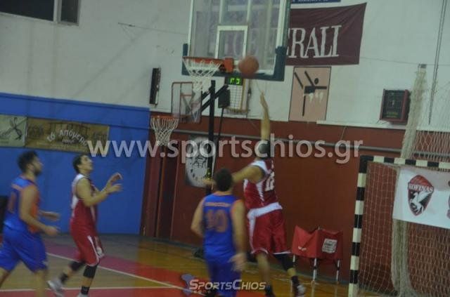 Στιγμιότυπο από τη νικηφόρα αναμέτρηση του Κοφινά επί της Ένωσης Λαγκάδας/Συκιάδας, το Σάββατο στο κλειστό της Χίου. Οι γηπεδούχοι πέτυχαν μια σημαντική νίκη που τους δίνει ελπίδες για την τετράδα των πλέι οφ. Φωτό: www.sportschios.gr