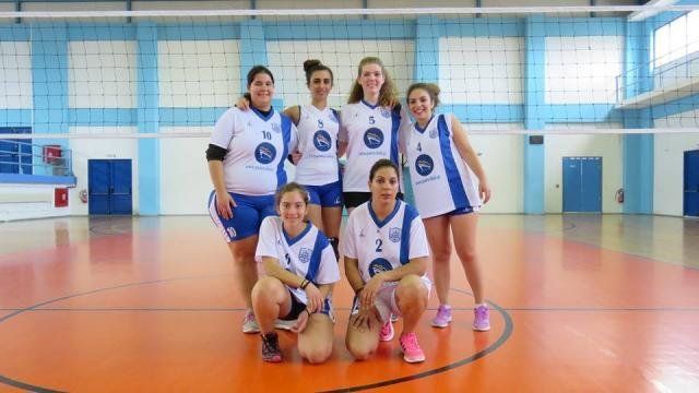 Στις Οινούσσες από πέρσι έχουν ξεκινήσει μια προσπάθεια για την ανάπτυξη του βόλεϊ, καλλιεργώντας το άθλημα σε Άνδρες και Γυναίκες. Η γυναικεία ομάδα του Φ.Ο. Οινουσσών το περασμένο Σάββατο ήρθε στη Χίο, όπου έδωσε τον πρώτο της αγώνα για το τοπικό πρωτάθλημα και ηττήθηκε με 3-0 σετ από τον πρωταθλητή Νηρέα Καρδαμύλων.