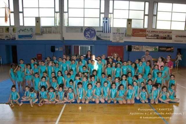 Οι 102 αθλήτριες του Βούρειου μετά το τέλος της γιορτής φωτογραφίζονται με τις προπονήτριές τους και τον πρόεδρο του ΒΑΟΛ, Μάρκο Ψώρρα. Φωτό: «ΚΑΚΙΤΣΗ» Αγελάστου 6