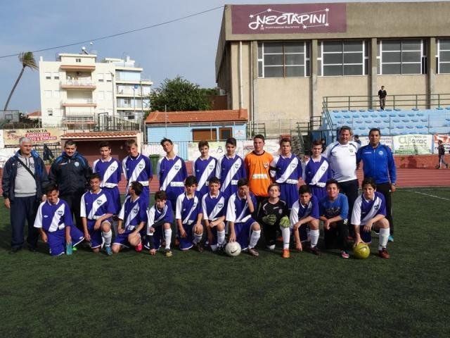 Οι πιτσιρικάδες του Κλασικού πρωταθλητές Παίδων Η ομάδα του Κλασικού όπως παρατάχθηκε στον χθεσινό τελικό των Παίδων, που πήρε για 1η φορά στην ιστορία του τον τίτλο.