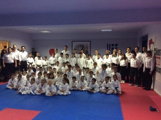 ΣΤΟ ΚΥΠΕΛΛΟ ΚΑΡΑΤΕ ΕΓΧΡΩΜΩΝ ΚΑΙ ΜΑΥΡΩΝ ΖΩΝΩΝ Τη 2η θέση στη γενική κατάταξη των Σωματείων πήρε η Ακαδημία Καράτε Χίου με τις αθλήτριες και τους αθλητές της που πήραν μέρος στους αγώνες.