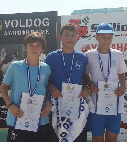 Ο Σταμάτης Λαγκώνας στο φωτογραφικό στιγμιότυπο από την απονομή των μεταλλίων στα 200 πρόσθιο όπου κάνοντας μια εκπληκτική κούρσα, άφησε στη 2η θέση τον Τοπχανάλη (Κ.Ο. Δράμας) και στην 3η θέση τον Κοζαδινό (ΝΓΣ Άρτεμις 78) με τους οποίους διακρίνεται μαζί στην απονομή.