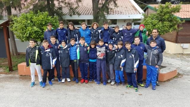 ΤΑ ΠΑΙΔΙΑ ΤΟΥ ΝΟΧ ΣΕ ΔΙΕΘΝΕΣ ΤΟΥΡΝΟΥΑ ΜΙΝΙ ΠΑΙΔΩΝ Τα παιδιά των δύο ομάδων του Ν.Ο. Χίου που συμμετείχαν, πραγματοποιώντας πολύ καλές εμφανίσεις, στο διεθνές τουρνουά πόλο Μίνι Παίδων στο Λουτράκι. Στο φωτογραφικό στιγμιότυπο με τον προπονητή τους Αντώνη Μισετζή, πρώην τερματοφύλακα του Ν.Ο. Χίου.