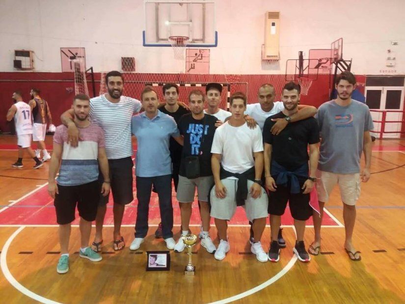 Οι παίκτες του Ερμή Σχηματαρίου, με τον προπονητή τους Γιάννη Τσαούση, φωτογραφίζονται με το κύπελλο, στο Κλειστό της Χίου, για την κατάκτηση της 1ης θέσης στο τουρνουά «Θοδωρής Τριπολίτης».