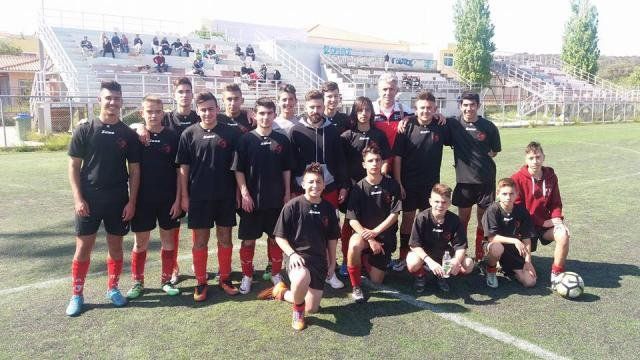 Ο Γιάννης Μπαστιάνος, που ήρθε στο νησί μας για ολιγοήμερες διακοπές λόγω των εορτών του Πάσχα, στο φωτογραφικό στιγμιότυπο με τους παίκτες της ΠΑΧ και τον προπονητή τους Κλήτο Κανετίδη, στη νικηφόρα αναμέτρηση με την Αναγένηση/Όμηρο, όπου κλείδωσαν τον τίτλο στους νέους. Ο άσος της Κ20 του Αστέρα Τρίπολης ξεκίνησε την καριέρα του από την Ποδοσφαιρική Ακαδημία Χίου. Φωτό: σελίδα facebook Π.Α.Χ. Ποδοσφαιρική Ακαδημία Χίου