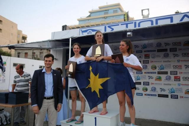 Στιγμιότυπο από την απονομή των επάθλων στις νικήτριες της κατηγορίας κοριτσιών, από τον Δήμαρχο Χίου, Μανώλη Βουρνού. Στην 1η θέση η Αριάδνη Σπανάκη, στη 2η θέση η Μαρία Τσαμοπούλου και στην 3η θέση η Μελίνα Παππά. Και τα τρία κορίτσια ανήκουν στον Ιστιοπλοϊκό Όμιλο Πειραιώς! Φωτό: www.noxiou.gr/Kώστας Αναγνώστου