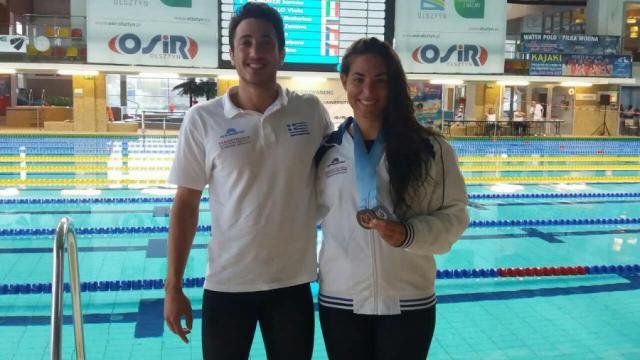Ο χιώτης πρωταθλητής Γιάννης Πιπινιάς έχασε στις λεπτομέρειες το μετάλλιο στην Πανεπιστημιάδα Τεχνικής Κολύμβησης. Στο φωτογραφικό στιγμιότυπο με την Ειρήνη Δεληγιάννη, η οποία κατέκτησε ένα ασημένιο και ένα χάλκινο μετάλλιο στη διοργάνωση.