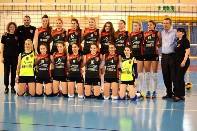 Ο Πορφύρας σε πλήρη σύνθεση, όπως αγωνίστηκε στα μπαράζ της Λαμίας και την Δέσποινα Σιδεράτου να διακρίνεται όρθια από αριστερά προς τα δεξιά με το νούμερο 12 στη φανέλα. Τα κορίτσια του Πορφύρα πλαισιώνουν οι προπονητές Βασίλης Πανδής, Πόπη Καλλή (αριστερά όρθιοι) και ο δραστήριος πρόεδρος του τμήματος βόλεϊ του συλλόγου, Νίκος Δελαγραμμάτικας (γνωστός αθλητικός συντάκτης, επί σειρά ετών υπήρξε στέλεχος της τηλεόρασης του ΑΝΤΕΝΝΑ). Φωτό: www.porfyrasvolley.blogspot.gr