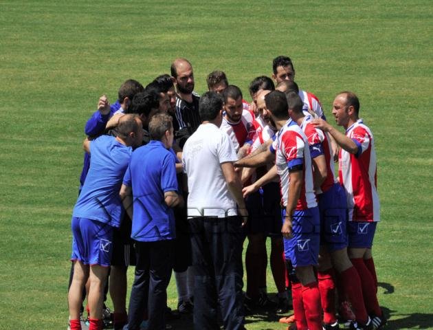 Η ομάδα του Ποσειδώνα στην έναρξη του αγώνα στη Ρόδο με την τοπική ομάδα. Φωτό: http://www.xxsports.gr