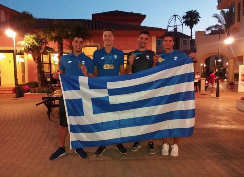 Αριστερά ο Γιάννης Καρπουζλής και δεξιά ο Στέφανος Δημητριάδης, με τους συναθλητές τους στο μέσον, μετά το χρυσό μετάλλιο στα 4Χ100 μεικτής ομαδικής, στους Μεσογειακούς Αγώνες 2018 Αριστερά ο Γιάννης Καρπουζλής και δεξιά ο Στέφανος Δημητριάδης, με τους συναθλητές τους στο μέσον, μετά το χρυσό μετάλλιο στα 4Χ100 μεικτής ομαδικής, στους Μεσογειακούς Αγώνες 2018