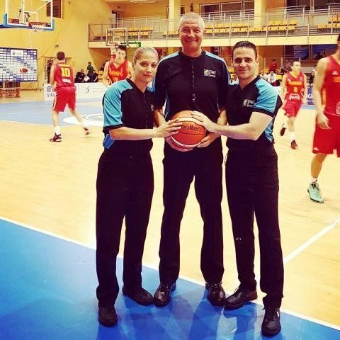 Με τον Λαμόνικα σφύριξε η Τσαρούχα! Μεγάλες στιγμές για την Βάσω Τσαρούχα στο Ευρωπαϊκό Πρωτάθλημα Παίδων στην Πολωνία, όπου στην πρεμιέρα σφύριξε μαζί με τον ιταλό Λουίτζι Λαμόνικα, έναν από τους κορυφαίους διαιτητές της Ευρώπης. Στο φωτογραφικό στιγμιότυπο η χιώτισσα διαιτήτρια μαζί με τον Λαμόνικα (κέντρο) και δεξιά τον ισραηλινό Ρομάνο.