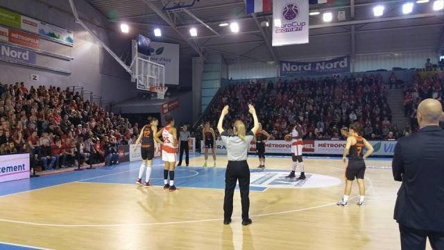 Στιγμιότυπο από τον τελικό της περασμένης Τετάρτης μεταξύ ESBVA Βιλνέβ-Μπρουζ, με τις γηπεδούχες να εκτελούν βολές και την Βάσω Τσαρούχα «ετοιμοπόλεμη», σε μια αναμέτρηση που παρακολούθησαν 2000 θεατές.