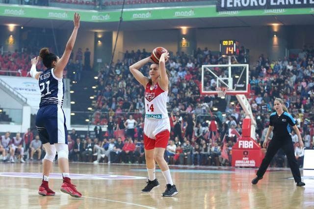 Στιγμιότυπο από τον πρώτο τελικό του Euro Cup με την τουρκάλα Ιβεγκίν Γουνέρ (νούμερο 14) σε μια επίθεση της Μπελλόνα Καϊσερί, έχοντας μπροστά της την αμερικανίδα Μπρίντε (νούμερο 21) του Γιακίν Ντοκού και την Βάσω Τσαρούχα σε ετοιμότητα να παρακολουθεί την εξέλιξη της φάσης.