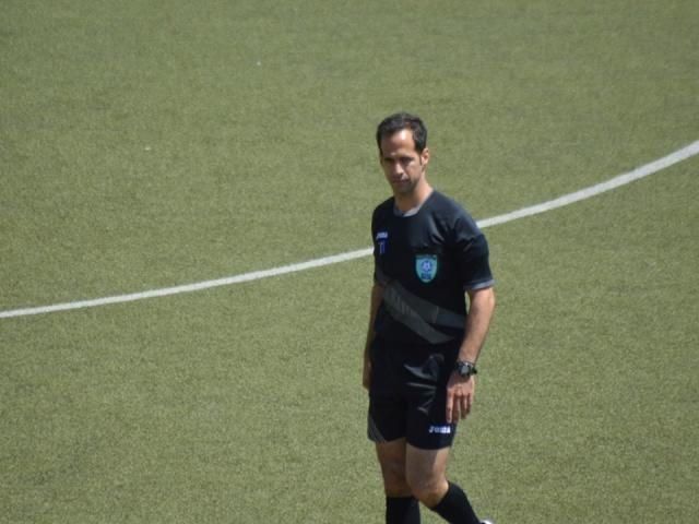 Ο αθηναίος διαιτητής Άγγελος Ζαραβίνος καθυστέρησε να ξεκινήσει το παιχνίδι επειδή δεν του... άρεσαν τα χαρτονομίσματα των 500 ευρώ, που ήταν στην αμοιβή του εξοδολογίου, που έφτασε τα 1.950 ευρώ!