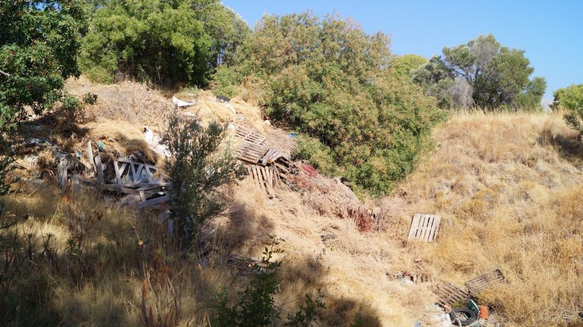 Μπάζα και σκουπίδια σε μικρό ρέμα σε περιοχή ανάμεσα σε Κρήνα και Βαβύλους Μπάζα και σκουπίδια σε μικρό ρέμα σε περιοχή ανάμεσα σε Κρήνα και Βαβύλους