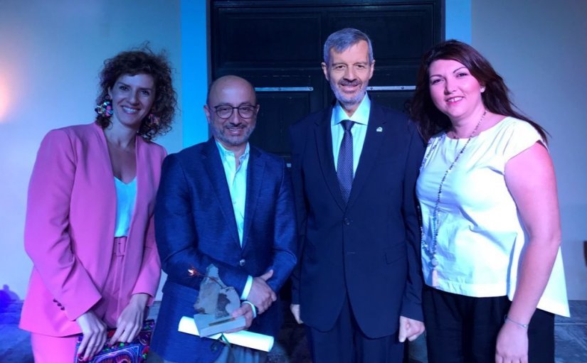 Οι εκπρόσωποι της INTERAMERICAN στα Βραβεία «ΟΙΚΟΠΟΛΙΣ» 2018, Γιάννης Ρούντος, διευθυντής, Χρύσα Ελευθερίου, προϊσταμένη και Βίβιαν Αραβανή - της διεύθυνσης εταιρικών σχέσεων, επικοινωνίας και υπευθυνότητας, με τον Θάνο Ζαφειρόπουλο, πρόεδρο της ΜΚΟ Ecoci Οι εκπρόσωποι της INTERAMERICAN στα Βραβεία «ΟΙΚΟΠΟΛΙΣ» 2018, Γιάννης Ρούντος, διευθυντής, Χρύσα Ελευθερίου, προϊσταμένη και Βίβιαν Αραβανή - της διεύθυνσης εταιρικών σχέσεων, επικοινωνίας και υπευθυνότητας, με τον Θάνο Ζαφειρόπουλο, πρόεδρο της ΜΚΟ Ecoci