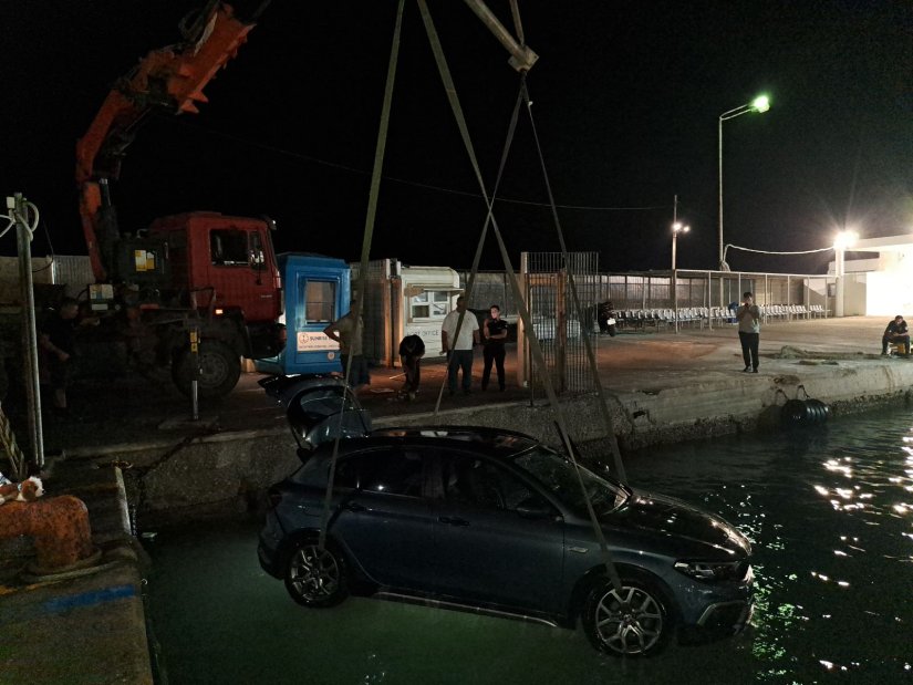 Ανάσυρση αυτοκινήτου από το λιμάνι της Χίου Ανάσυρση αυτοκινήτου από το λιμάνι της Χίου