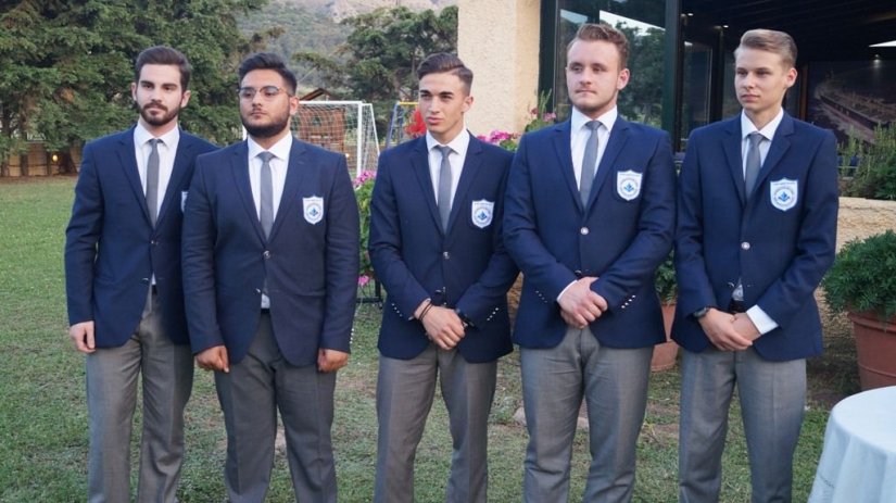 Οι φετινοί απόφοιτοι. Ενας απουσίαζε για προφορικές εξετάσεις στην Αθήνα