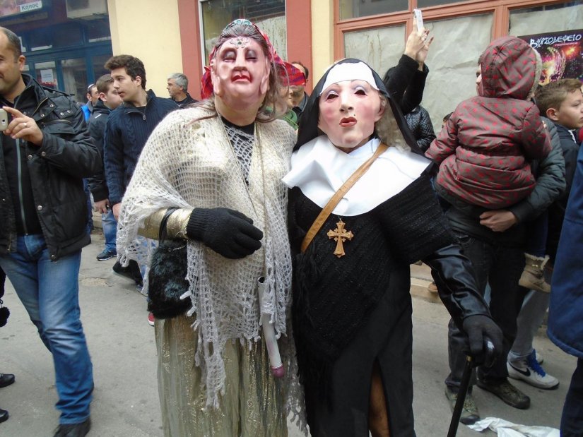 Παλαιοτερα, μεγάλοι στην ηλικία άνθρωποι δεν δίσταζαν να μεταμφιεστούν και να σκορπίσουν το γέλιο και το κέφι. Παλαιοτερα, μεγάλοι στην ηλικία άνθρωποι δεν δίσταζαν να μεταμφιεστούν και να σκορπίσουν το γέλιο και το κέφι.