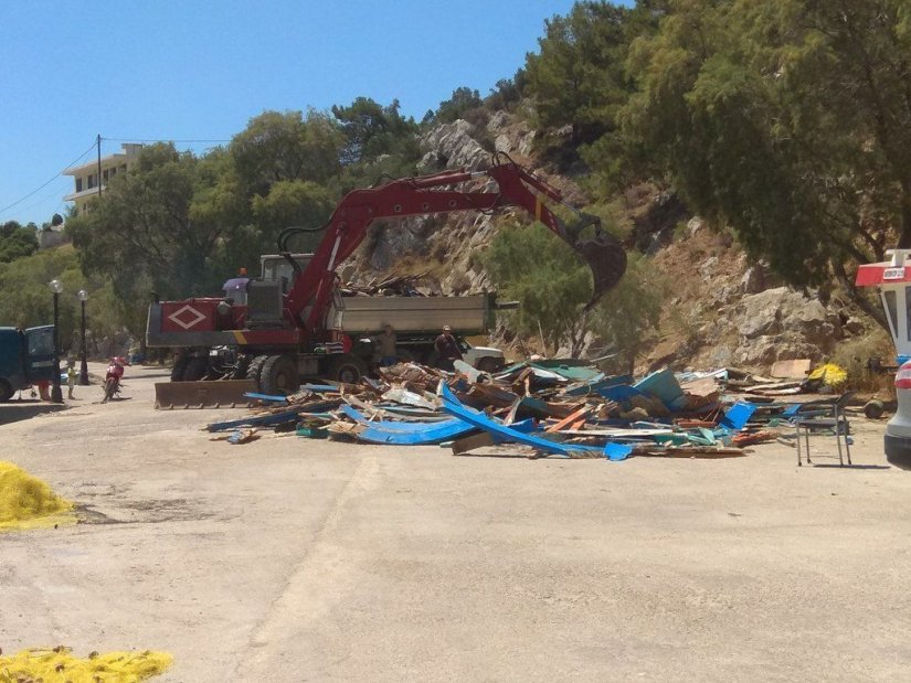 Η δημόσια εκτέλεση προχθές ξύλινου καϊκιού στο Λιθί Η δημόσια εκτέλεση προχθές ξύλινου καϊκιού στο Λιθί