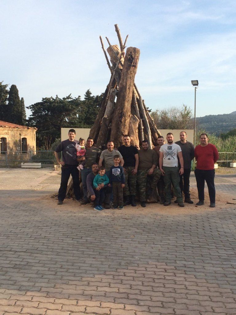 Μπροστά στο φανό Μπροστά στο φανό