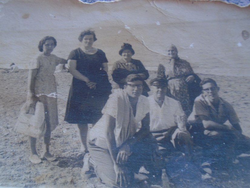 Όρθιες αριστερά η μάννα κι η Κατίνα. Καθιστοί αριστερά ο Γιώργος, ο πατέρας και ο Δημ. Φρεζούλης. Όρθιες αριστερά η μάννα κι η Κατίνα. Καθιστοί αριστερά ο Γιώργος, ο πατέρας και ο Δημ. Φρεζούλης.