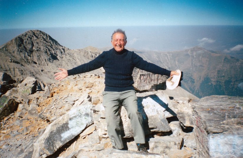 Ο Γεώργης Διλμπόης από την επίσκεψή του στην κορυφή του Ολύμπου, το 2000 Ο Γεώργης Διλμπόης από την επίσκεψή του στην κορυφή του Ολύμπου, το 2000