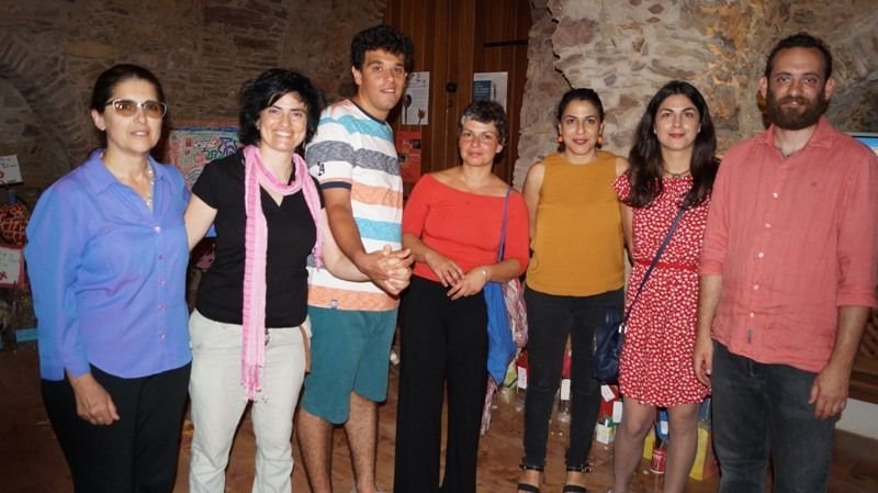 Οι Εικαστικοί Καθηγητές. Η Μαρία Μηλιώτη κρατά το χέρι μαθητή της από το ΕΕΕΕΚ