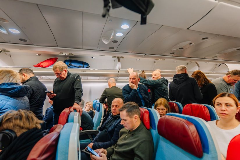Πριν προλάβουν οι αεροσυνοδοί να πουν για την αποβίβαση, οι περισσότεροι επιβάτες είναι κιόλας όρθιοι