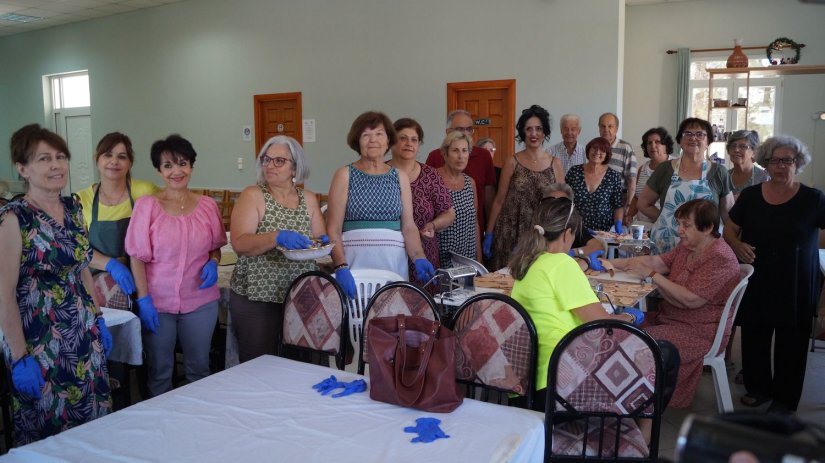 Πολλοί οι εθεοντές και εθελόντριες για τον τραχανά του Ερυθρού Σταυρού Πολλοί οι εθεοντές και εθελόντριες για τον τραχανά του Ερυθρού Σταυρού