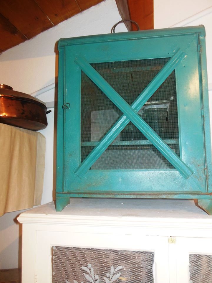 Το πάλαι ποτέ φανάρι («ψυγείο» της εποχής) Το πάλαι ποτέ φανάρι («ψυγείο» της εποχής)