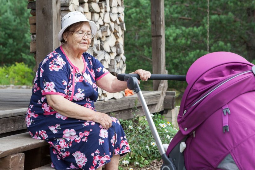 Άλλη γλύκα έχουν οι γηραιότερες γιαγιάδες που «μιλούν» στα εγγόνια τους