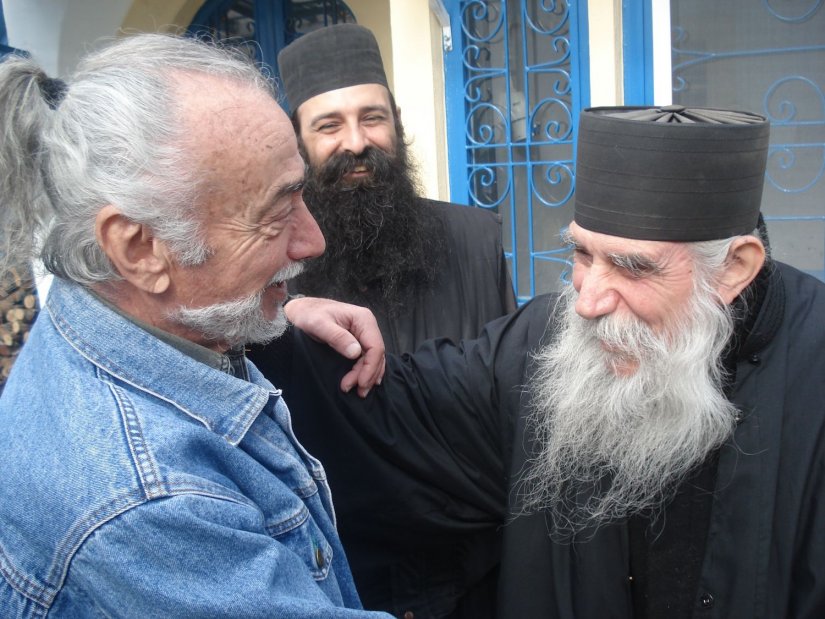 Ο αποχαιρετισμός του γέροντα Γαβριήλ με τον Μάνο Γούτη μετά τη «διένεξή» τους πέρυσι το χειμώνα.